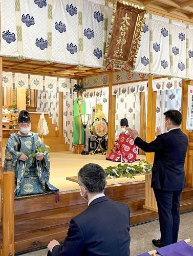 安全操業を祈願する臨海部企業の総務担当者＝市原市の大宮神社