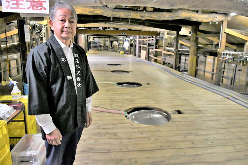 長年にわたって酒造りが続いてきた神崎蔵を紹介する鍋店の大塚社長＝神崎町

