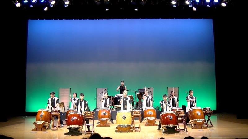 ２０周年記念公演で太鼓の演奏を披露するメンバーら＝香取市（ＹＡＭＡＤＡ星太鼓提供）
