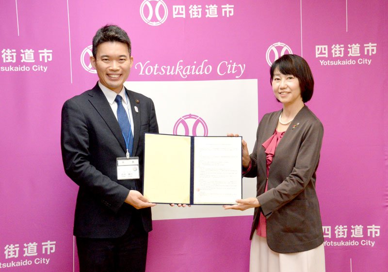 協定を締結した鈴木市長（左）と境事業部長＝四街道市役所