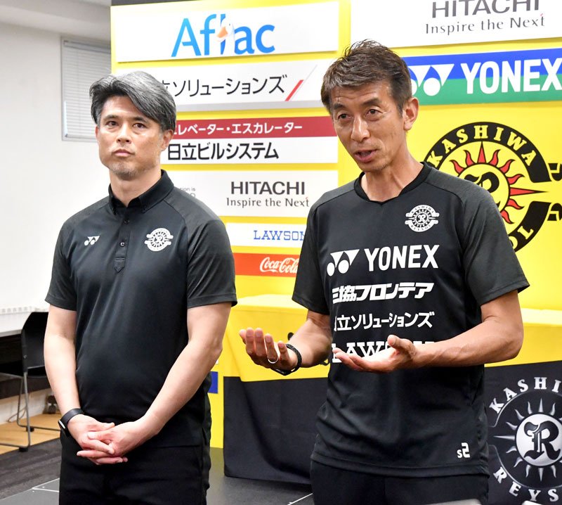 報道陣の取材に応じる井原新監督（右）と布部ＧＭ＝三協Ｆ柏
