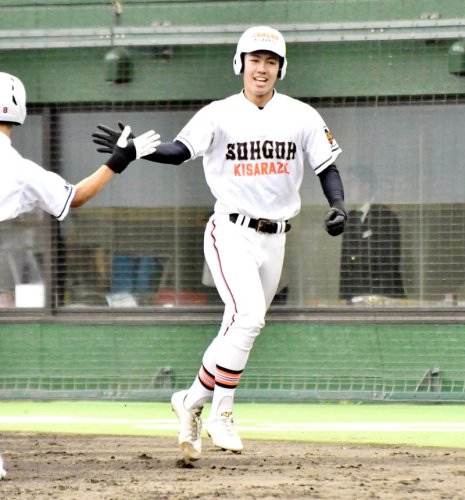 慶応─木更津総合　７回木更津総合無死、右越えに２打席連続本塁打を放ち、チームメートとタッチを交わす水野＝保土ケ谷