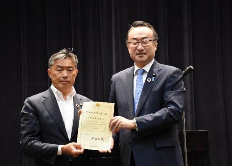 岡田地方創生担当大臣（右）から認定証を授与された渡辺市長（木更津市提供）
