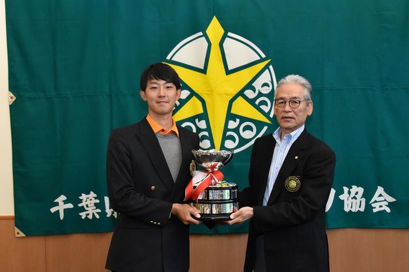 初優勝した勝俣（左）
