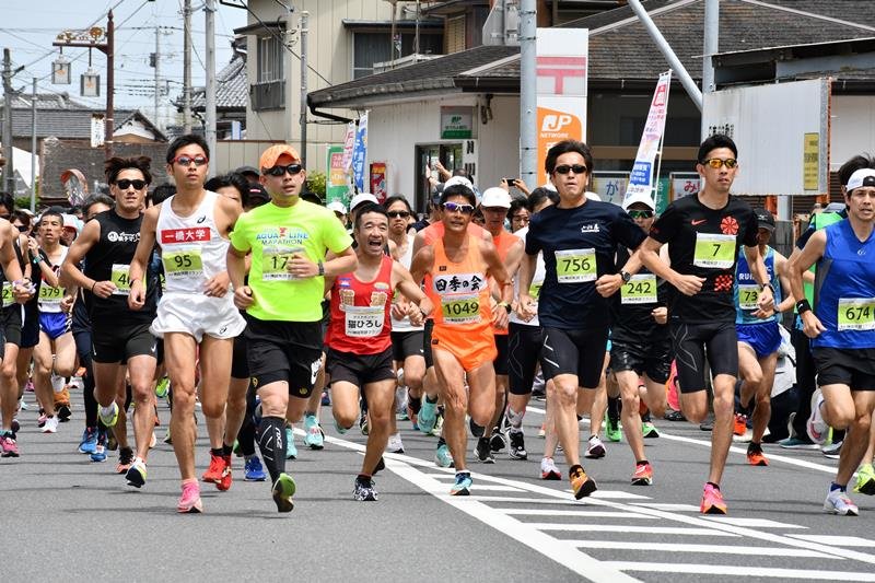 号砲とともに一斉にスタートするランナー＝２８日、神崎町
