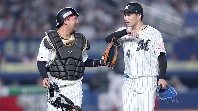 小島（右）に声をかける田村。投手とのコミュニケーションを大事にし、厚い信頼を得ている