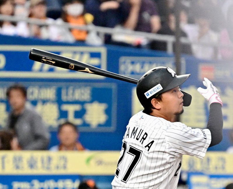 ２回千葉ロッテ２死、田村が右越えに先制ソロを放つ