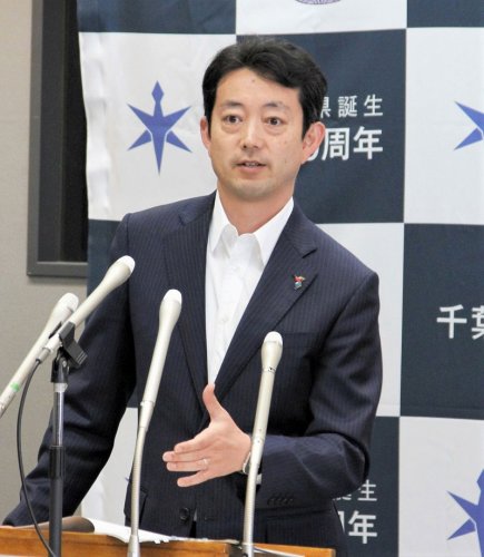 定例記者会見で質問に答える熊谷知事＝２５日、千葉県庁