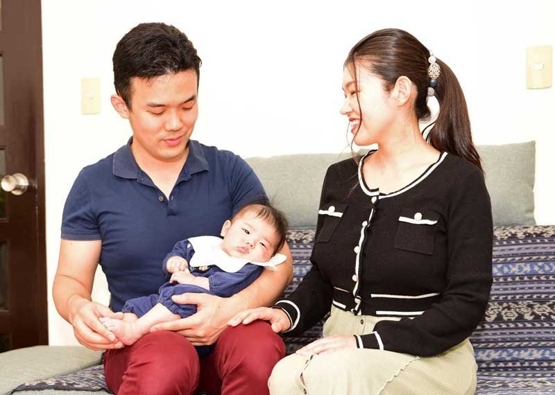妻の佳子さん（右）と育児をする宮崎俊平さん＝千葉市