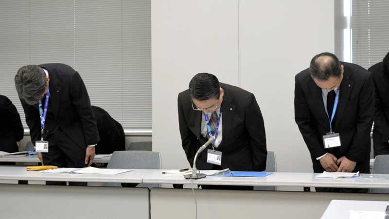 千葉県職員の逮捕を受け謝罪する染井次長（中央）ら＝６日、県庁