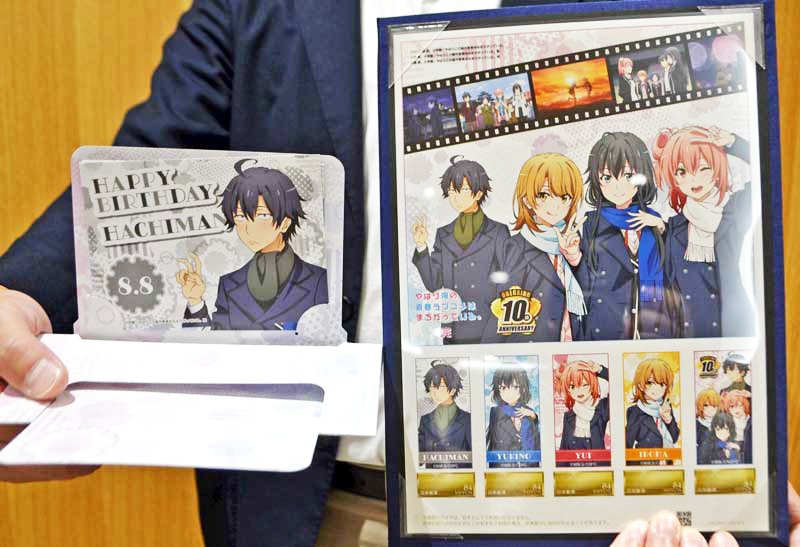 １６日から千葉市内の郵便局などで販売される切手セット（右）。キャラのカード（左）も同封される＝９日