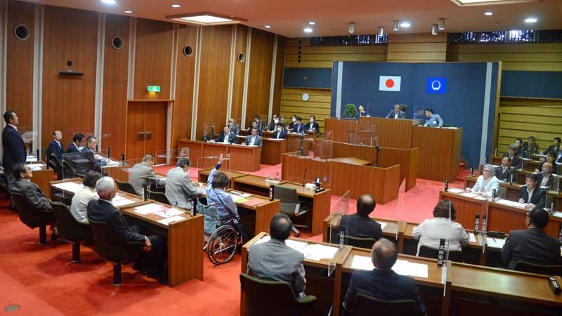 大網白里市役所本庁舎整備工事契約締結案が反対多数で否決される様子＝２０日、同市