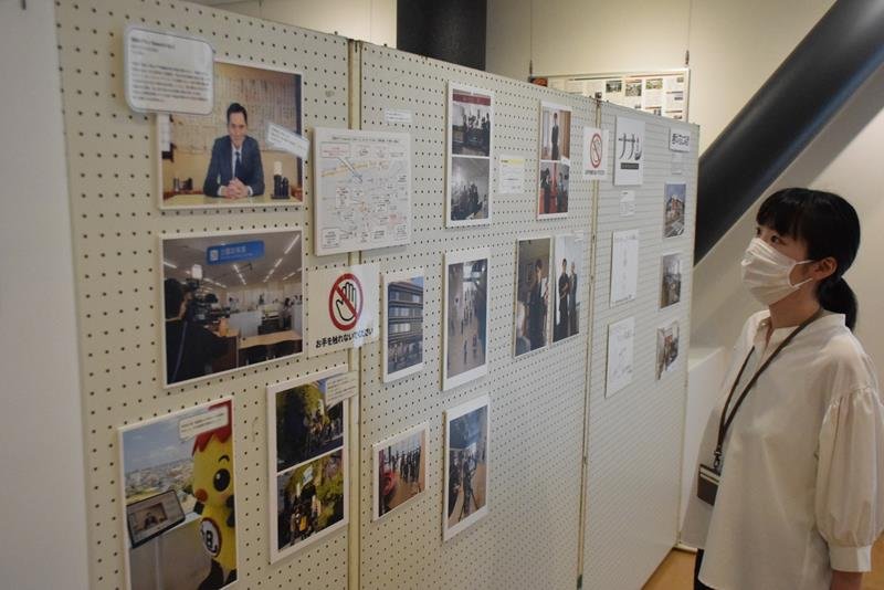 ドラマの撮影地や撮影風景写真などを紹介する展示＝旭市役所
