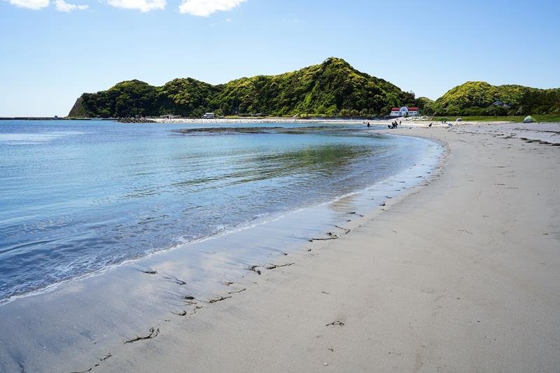 県内２例目のブルーフラッグ認証ビーチになった興津海水浴場＝勝浦市興津
