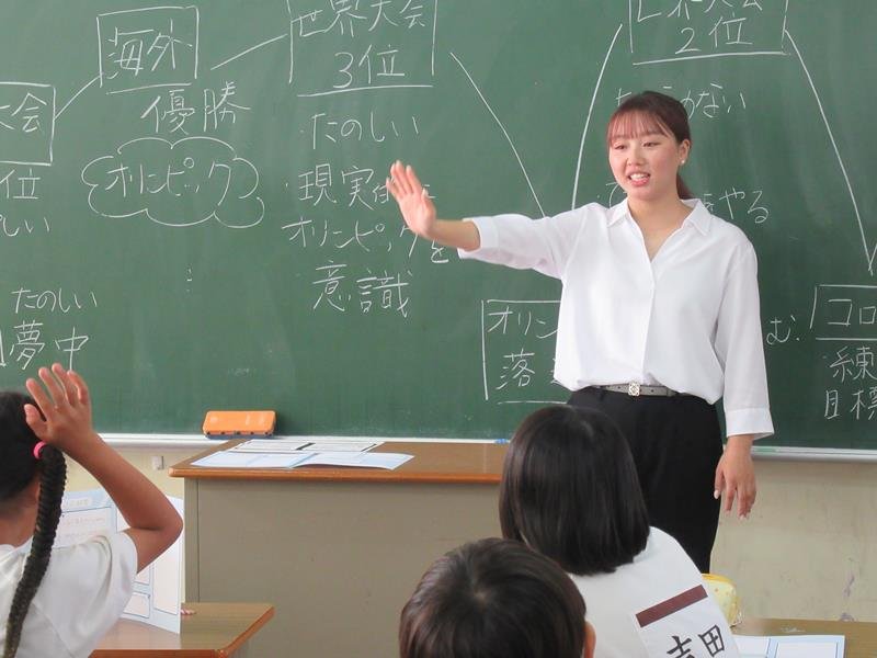 子どもたちに特別授業をする樋口さん＝市川市