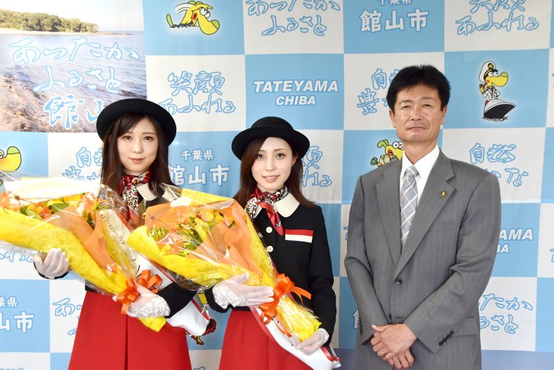 森市長（右）から「たてやま・ポートシスターズ」の委嘱を受けた小野さん（左）と妹の関口さん＝館山市役所