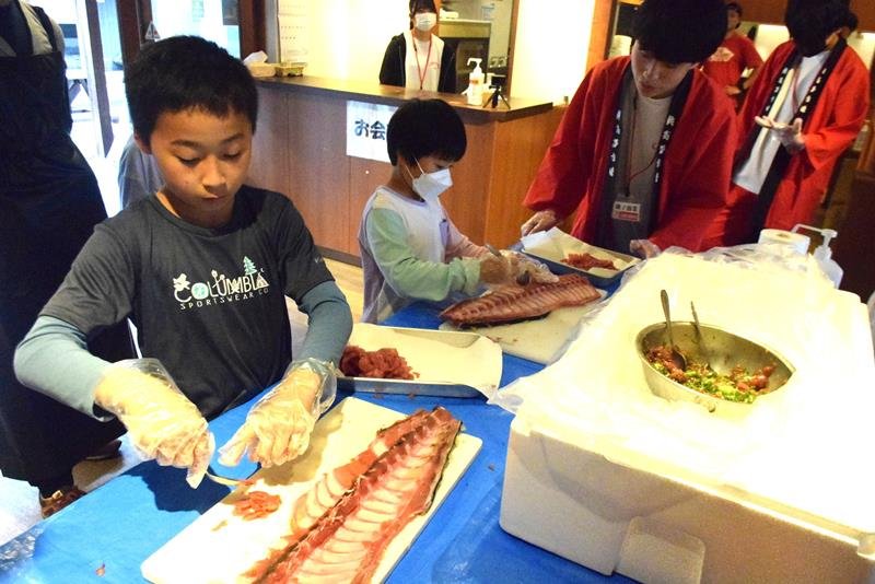 銚子商高生らからアドバイスを受けて中落ちを取る子どもたち＝３日、銚子市
