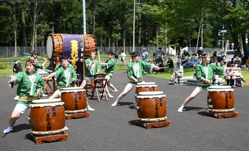 富里市にゆかりが深い馬を表現した富里ひずめ太鼓の演奏＝同市
