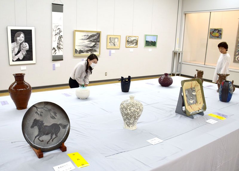 色彩豊かな力作出品　茂原で４部門９２人　１７日まで市民美術展