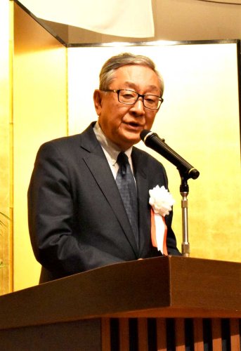 あいさつする足立新会長＝７日、千葉市中央区