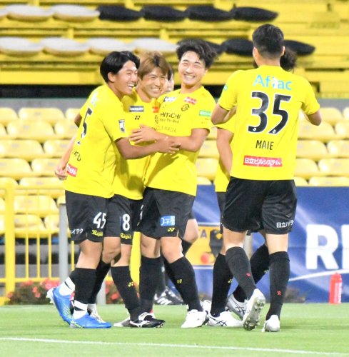 柏─山梨学院大ＰＥＧＡＳＵＳ　前半、先制ゴールを決めて笑顔を見せる柏の中村（左から２人目）ら＝三協Ｆ柏