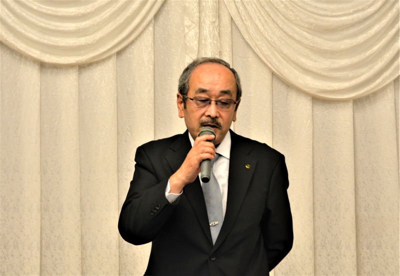 あいさつする勝呂理事長＝千葉市中央区