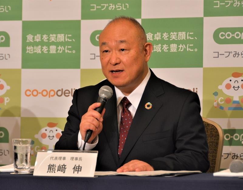 記者会見であいさつする熊崎理事長＝東京都新宿区
