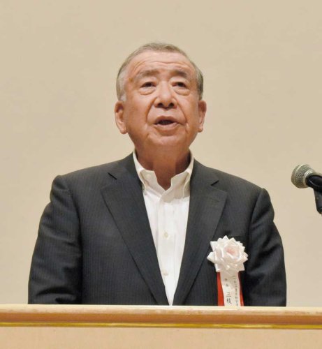 定時総会であいさつする県経営者協会の三枝会長＝千葉市中央区