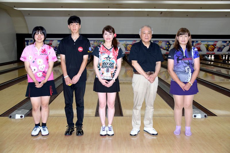 県民の日ボウリング大会の各部門優勝者＝富津市