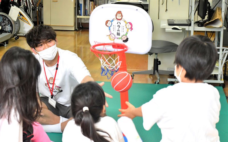 寄贈したミニゴールで子どもたちと交流する千葉ジェッツふなばしの原選手＝１４日、千葉市緑区の県こども病院