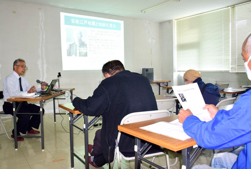 江戸時代の地震や津波被害について説明する古山豊さん（左）＝一宮町中央公民館