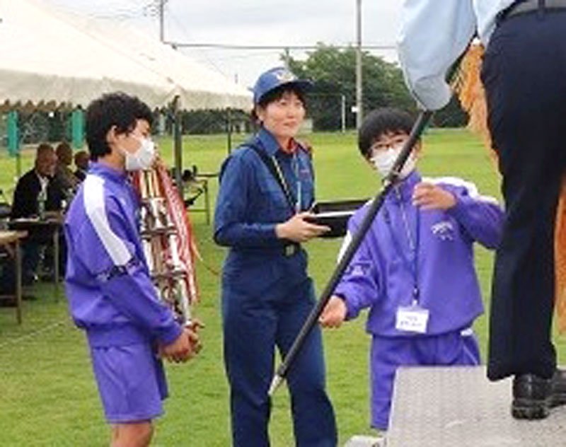 優勝旗やトロフィーを渡す中学生（睦沢町提供）