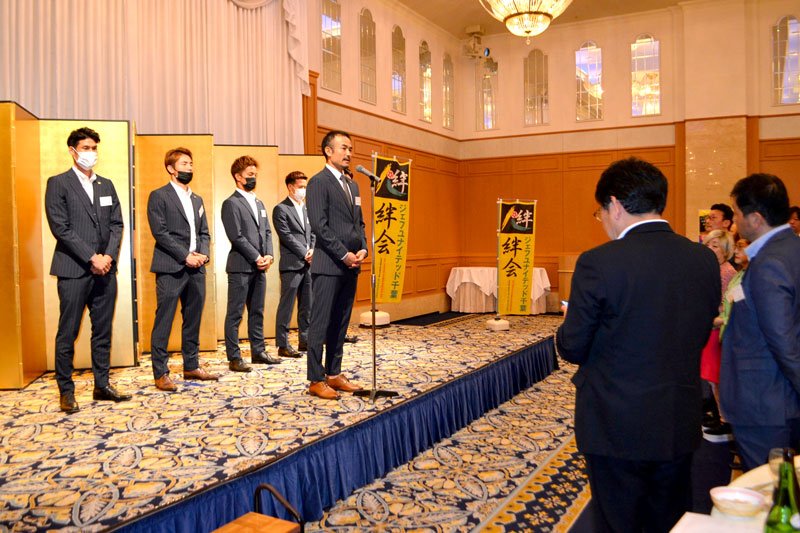 会員を前に意気込みを披露したジェフ千葉の小林監督（中央）ら＝千葉市中央区