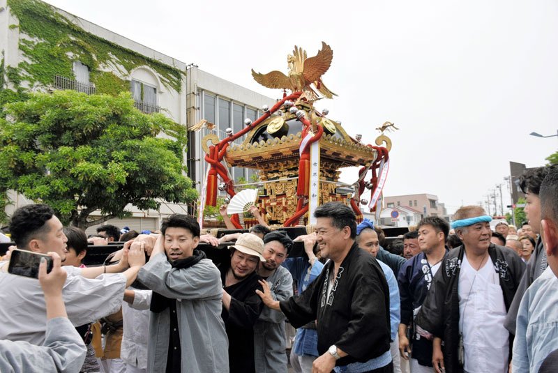 市制施行９０周年記念の神輿渡御＝１８日、銚子市内
