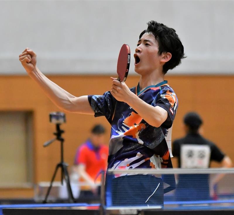 男子シングルス決勝　得点を奪い、雄たけびを上げる千葉経大付の冨岡倖多
