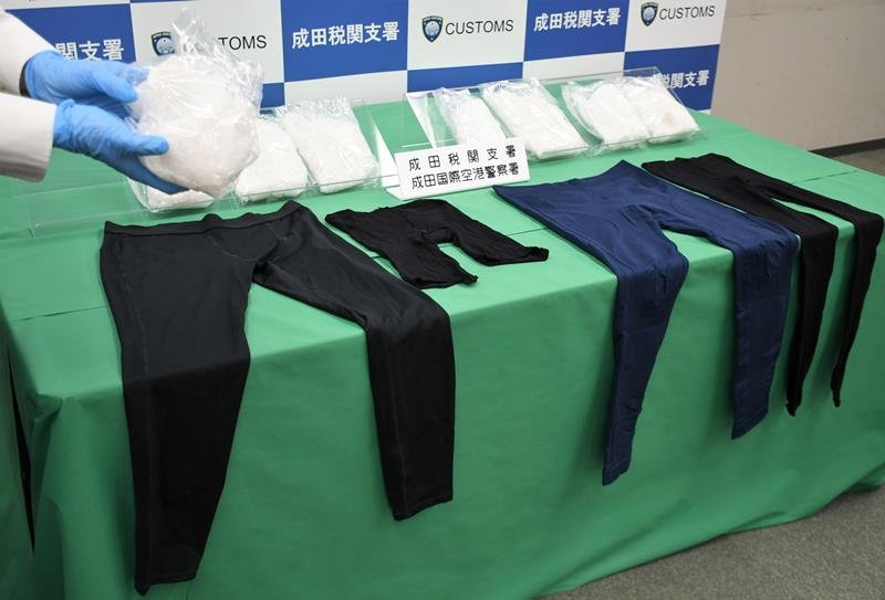 成田空港で摘発された覚醒剤と隠すために使ったスパッツ＝２３日、成田市の東京税関成田支署

