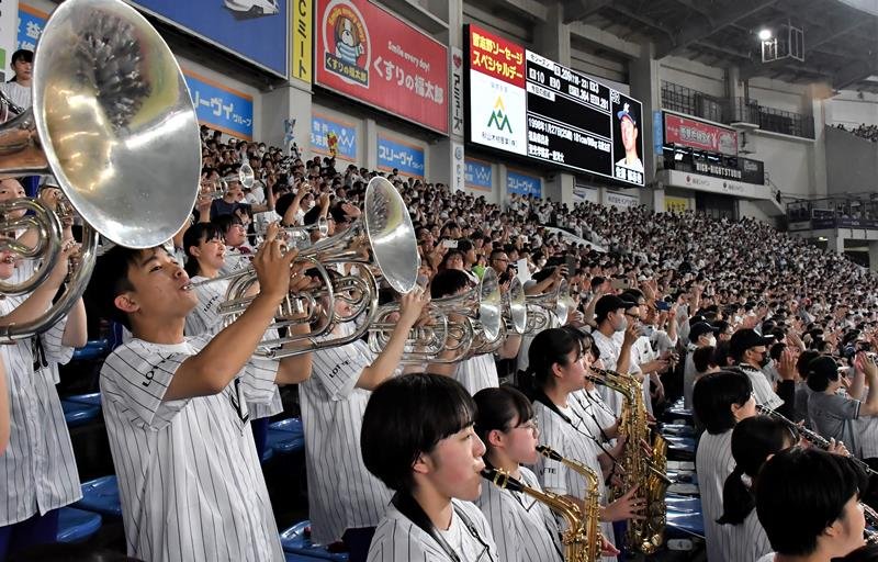 千葉ロッテの応援に駆け付けた習志野高吹奏楽部＝２３日、千葉市美浜区のＺＯＺＯマリンスタジアム
