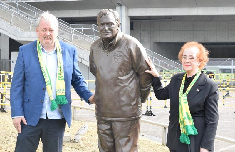 イビチャ・オシムさんの銅像に寄り添う長男のアマルさん（左）とアシマ夫人＝２４日、千葉市中央区
