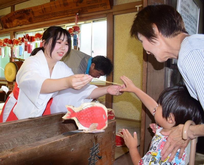 鯛ちょうちんを受け取る子どもたち＝１日、茂原市茂原の八坂神社
