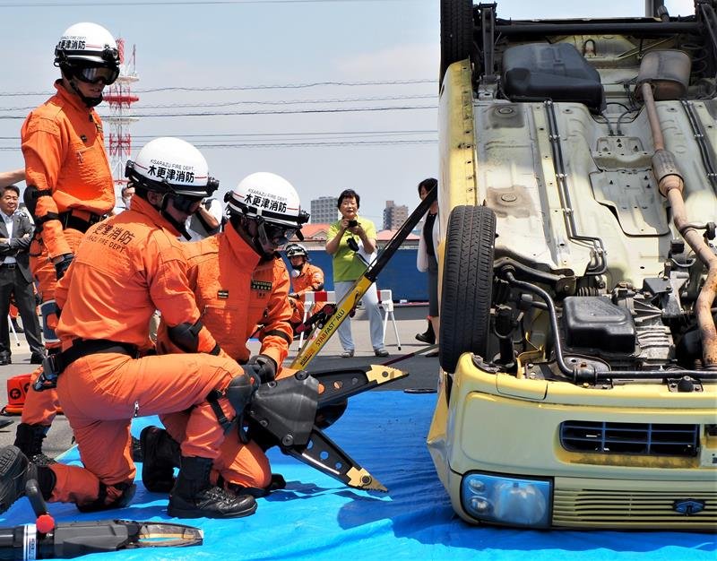 転倒した車からの人命救助訓練を披露する隊員＝３日、木更津市
