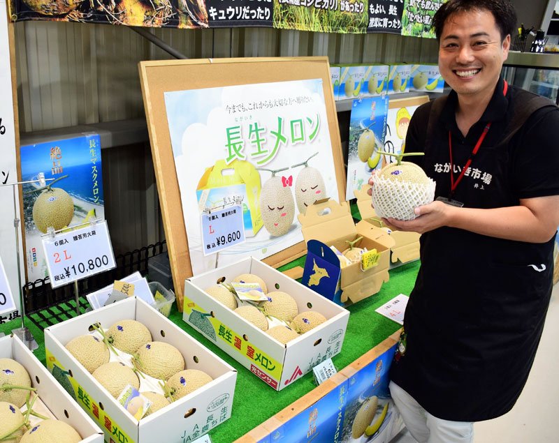 出荷の最終盤を迎えた長生メロンの販売コーナー＝６日、茂原市六ツ野の農産物直売所「ながいき市場」
