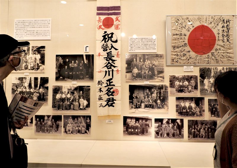 出征兵士の記念写真が並ぶ袖ケ浦市郷土博物館の企画展「井出先生の写真館」＝袖ケ浦市