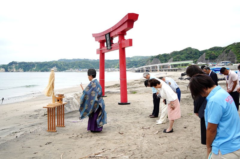 海に向かい安全を祈願する観光関係者ら＝６日、勝浦市の勝浦中央海水浴場