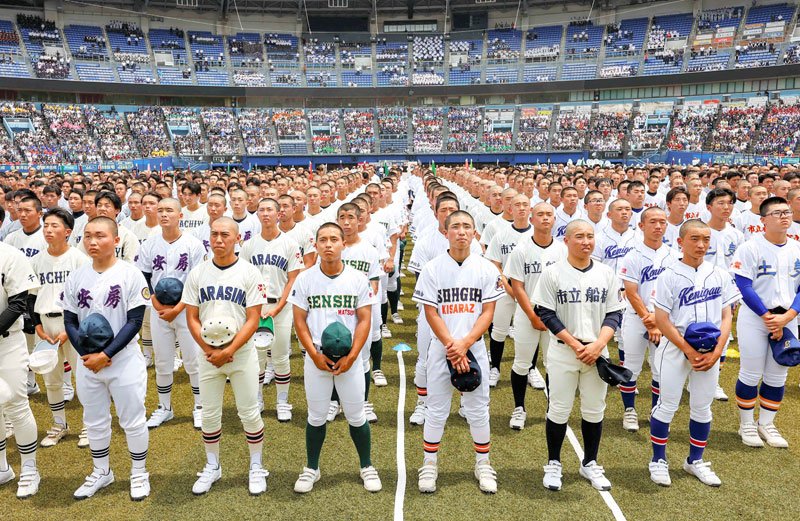 第１０５回全国高校野球選手権の開会式で整列する選手ら＝８日、ＺＯＺＯマリン
