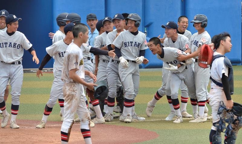 国府台ー成田北　９回、逆点サヨナラ勝ちし喜ぶ成田北ナイン＝浦安市運動

