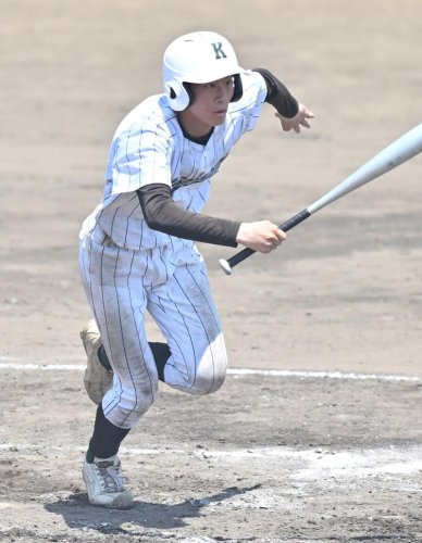 １１回表柏の葉２死二、三塁、鈴木恵が２点適時二塁打を放つ＝柏の葉
