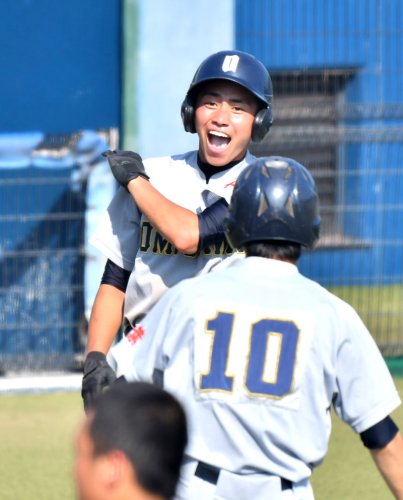 鴨川令徳―小見川　９回裏小見川１死満塁、サヨナラ適時打を放ち、大喜びの清田＝ゼットエー