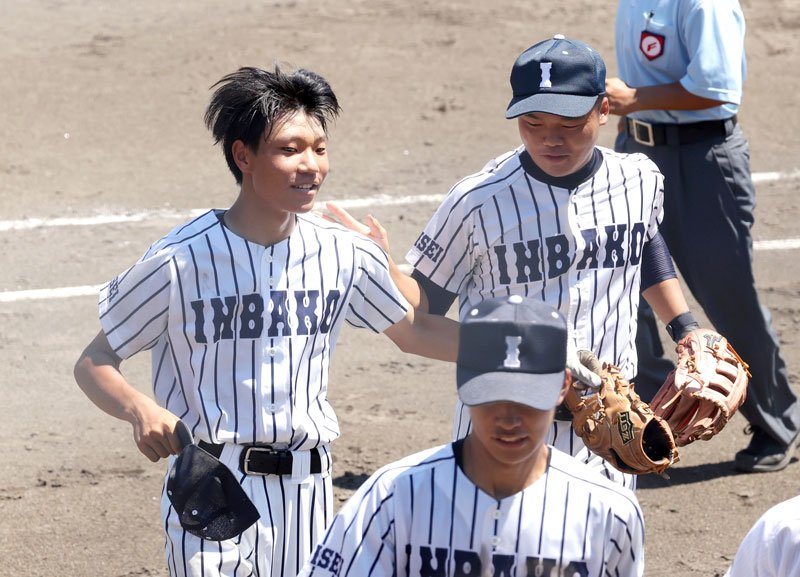 印旛明誠－市立松戸　３回裏２死満塁、好守でピンチを救った印旛明誠の八窪（左）をたたえる主将の江口＝長生の森