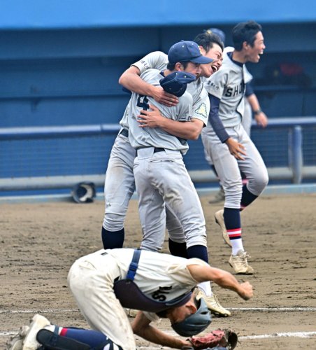 市柏―千葉商大付　サヨナラ勝ちで喜ぶ千葉商大付ナイン＝千葉県総合ＳＣ