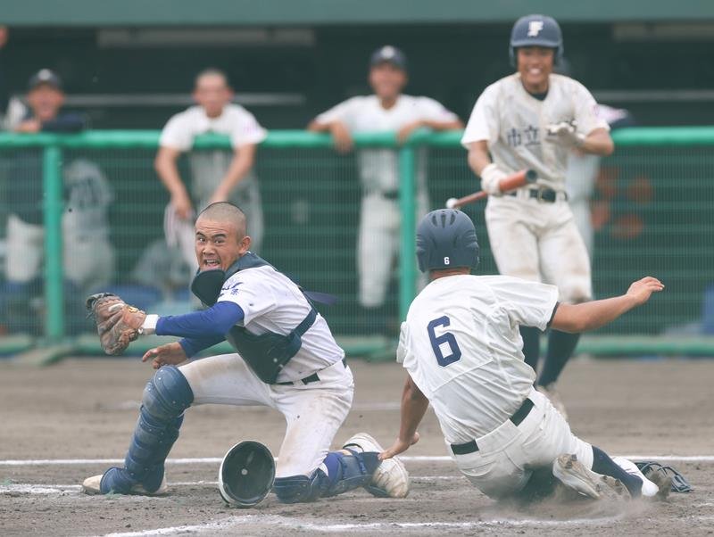 市船橋－市千葉　７回裏市船橋１死二、三塁、伊藤の内野ゴロで三走吉田が生還する。捕手岡田＝成田大谷津
